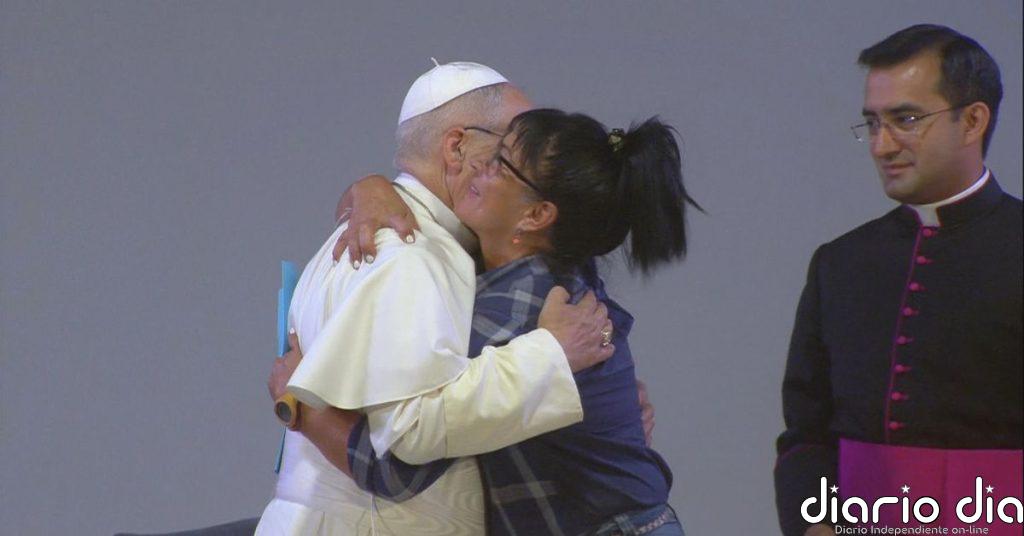 El papa León XIV abraza a las presas del centro penitenciario Brians 1