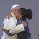 El papa León XIV abraza a las presas del centro penitenciario Brians 1