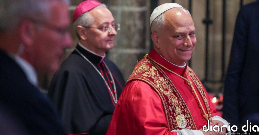 El papa saluda a los fieles en catalán durante su visita a la Catedral de Barcelona