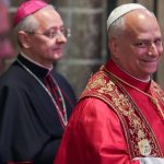 El papa saluda a los fieles en catalán durante su visita a la Catedral de Barcelona