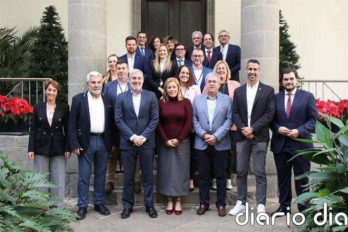 El Parlamento de Canarias ultima la ley de municipios turísticos con la abstención de Vox