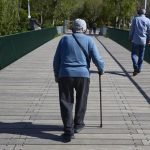 El Parlamento insta al Gobierno a atender presencialmente a personas mayores y con discapacidad en servicios esenciales