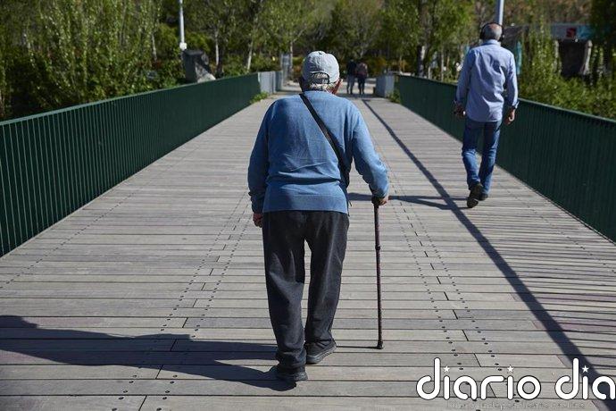 El Parlamento insta al Gobierno a atender presencialmente a personas mayores y con discapacidad en servicios esenciales