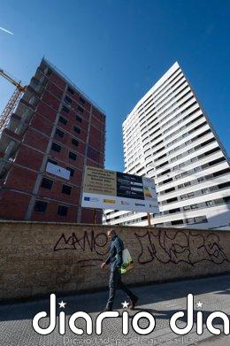 El PP insta al Gobierno a tramitar con urgencia su Ley del Suelo y critica el bloqueo de los avales del ICO de Sánchez Archivo - La ministra de Vivienda, Isabel Rodríguez y el consejero de Vivienda y Agenda Urbana del Gobierno Vasco, Denis Itxaso, durante la visita a una promoción de 144 VPO en alquiler, a 5 de marzo de 2025, en Bilbao, País Vasco (España). El consejero d