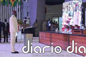 El presidente de Guinea prohíbe las exportaciones de oro en bruto para potenciar la economía nacional