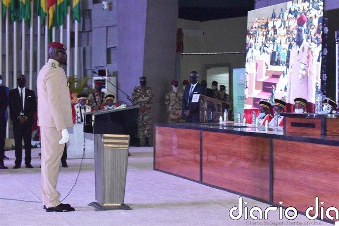 El presidente de Guinea prohíbe las exportaciones de oro en bruto para potenciar la economía nacional
