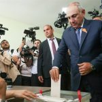 El primer ministro armenio defiende sus esfuerzos para la paz regional tras votar en las elecciones