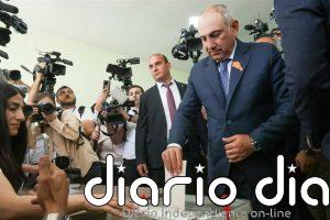 El primer ministro armenio defiende sus esfuerzos para la paz regional tras votar en las elecciones