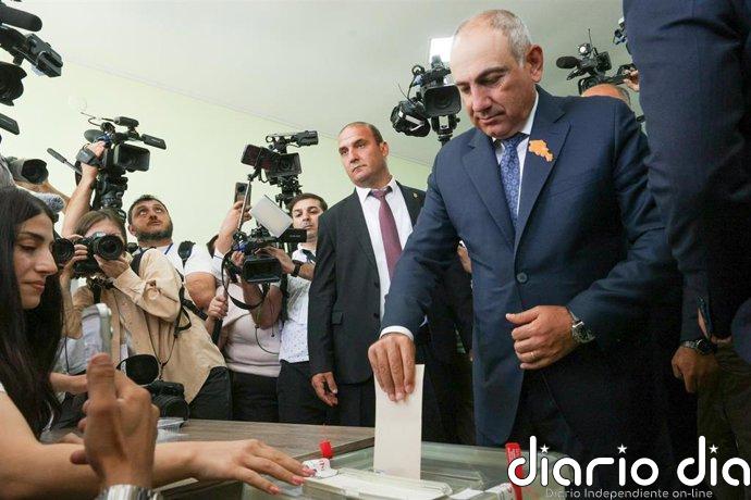 El primer ministro armenio defiende sus esfuerzos para la paz regional tras votar en las elecciones