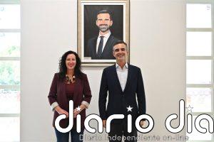 El retrato de Fernández-Pacheco luce desde este lunes en la Galería de Alcaldes y Alcaldesas del Ayuntamiento de Almería