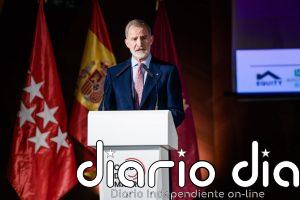 El Rey Felipe VI, inesperado reencuentro con su cuñada Telma Ortiz en un acto en Madrid