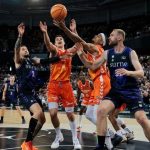 El Valencia Basket arrasa hacia semifinales en Miribilla