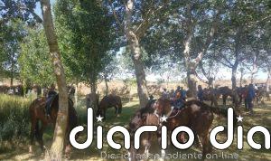 El VI Encuentro Ecuestre Trotacalles reúne 30 de caballos y numerosos aficionados en San Esteban de Litera (Huesca)