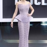 Emily Blunt encuentra el equilibrio perfecto entre delicadeza y estructura en la premiere de Disclosure Day