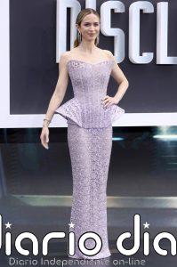 Emily Blunt encuentra el equilibrio perfecto entre delicadeza y estructura en la premiere de Disclosure Day