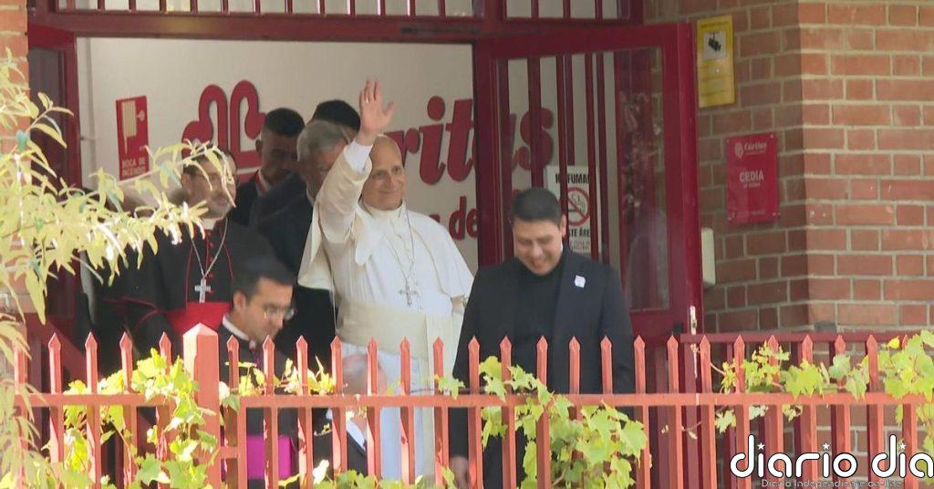Emotiva visita del papa al centro de acogida de Cáritas en el barrio madrileño de Lucero