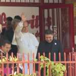 Emotiva visita del papa al centro de acogida de Cáritas en el barrio madrileño de Lucero