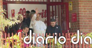 Emotiva visita del papa al centro de acogida de Cáritas en el barrio madrileño de Lucero