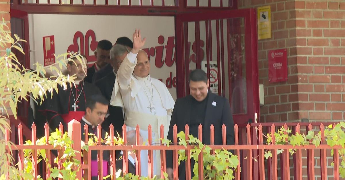 emotiva-visita-del-papa-al-centro-de-acogida-de-caritas-en-el-barrio-madrileno-de-lucero.jpg