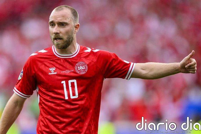 Eriksen da otro susto tras desplomarse en pleno partido con Dinamarca