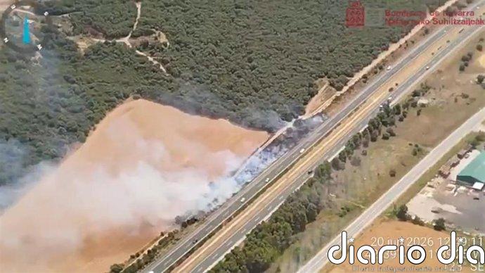 Estabilizado un incendio de vegetación junto a la AP-15 en Muruarte de Reta