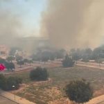 Evacuados vecinos de la Urbanización Java de Mairena del Aljarafe (Sevilla) por un incendio urbano
