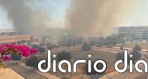 Evacuados vecinos de la Urbanización Java de Mairena del Aljarafe (Sevilla) por un incendio urbano