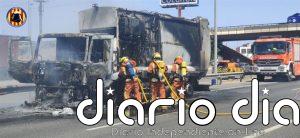 Extinguen el incendio de un camión de residuos en la A-3 a la altura de Xirivella