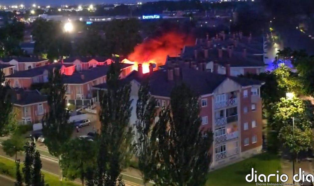 Extinguido sin heridos el incendio originado tras explotar una bombona en una vivienda de Parque Alameda de Valladolid