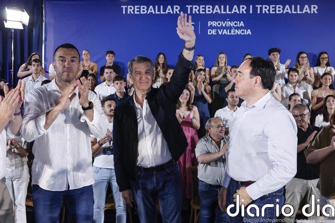 Feijóo acusa a Sánchez de estar "detrás de las cloacas" y promete un Gobierno "limpio y decente" conforme a su biografía