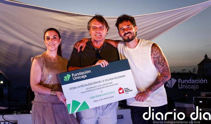 Fundación Unicaja entrega a Casa Ronald McDonald la recaudación de su velada solidaria en Cádiz con Antoñito Molina