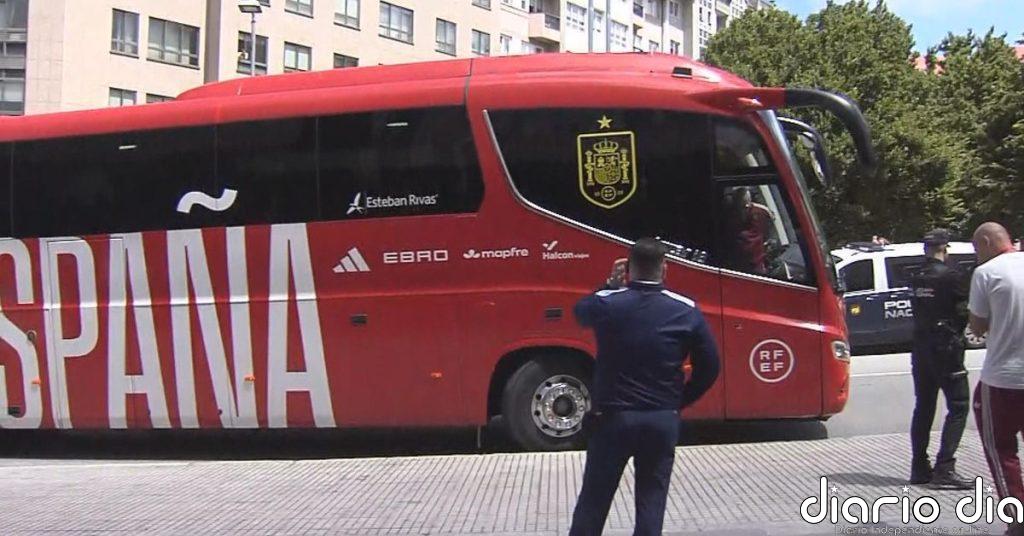 Galicia recibe a la selección española al son de las gaitas