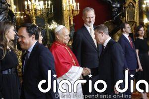 García-Page participa en la ceremonia para recibir a León XIV en el Palacio Real