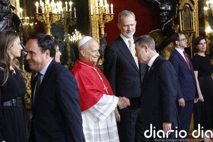 García-Page participa en la ceremonia para recibir a León XIV en el Palacio Real