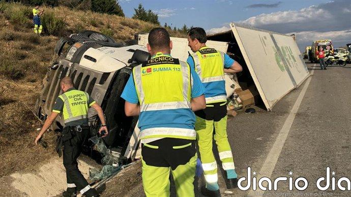 Herido un camionero de 54 años tras sufrir un vuelco lateral con el tráiler en Cobeña
