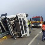 Herido un hombre de 60 años al volcar un camión en Valtierra