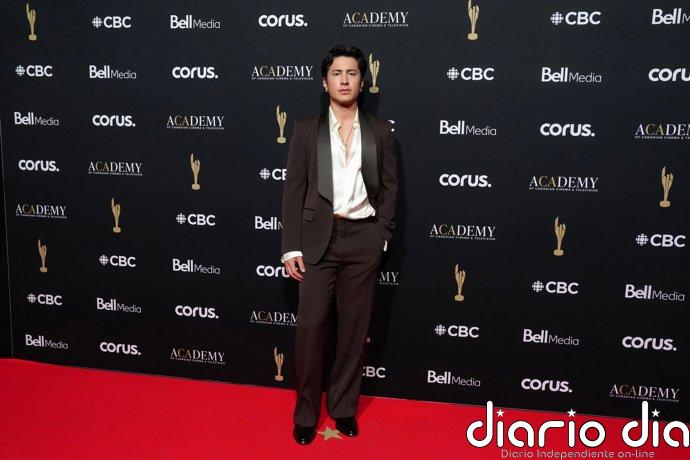 Hudson Williams rompe con los códigos tradicionales: el traje que demuestra el nuevo 'tailoring' masculino