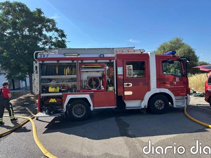 Incendio en Binissalem: bomberos refrescan la zona y retiran partes de la fachada a punto de caer