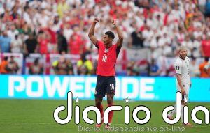 Inglaterra cumple sin brillo para ser primera