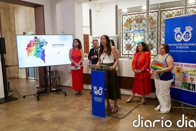 Instituciones y colectivos de Huelva conmemoran el Día Internacional del Orgullo LGTBI+ bajo el lema 'Somos familia'