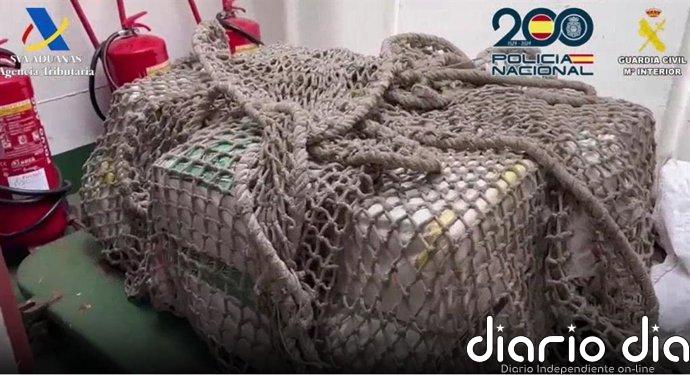 Interceptan un velero con casi 500 kilos de cocaína al sur de Canarias y detienen a sus tres tripulantes