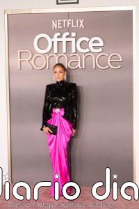 Jennifer Lopez se atreve con la mezcla más difícil de la temporada: lentejuelas y satén en un look de impacto