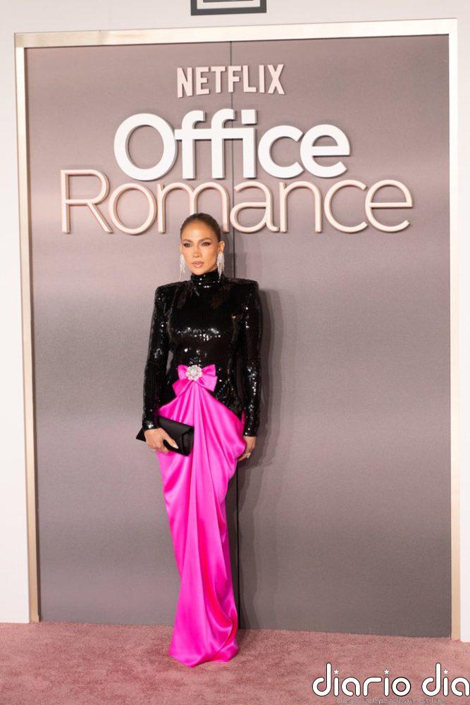 Jennifer Lopez se atreve con la mezcla más difícil de la temporada: lentejuelas y satén en un look de impacto