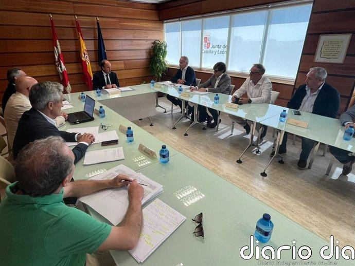 Junta mantiene una reunión de coordinación con la patronal de avicultura para abordar el foco de enfermedad de Newcastle