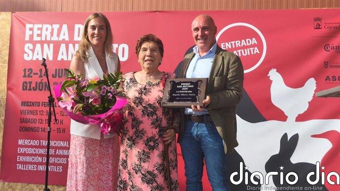 La agricultora Angelita Alonso, primera galardonada con el Premio San Antonio a la Trayectoria Rural de Gijón