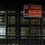 La compraventa de viviendas cayó un 10,2% en abril, mientras que el precio subió un 9,4%, según los notarios
