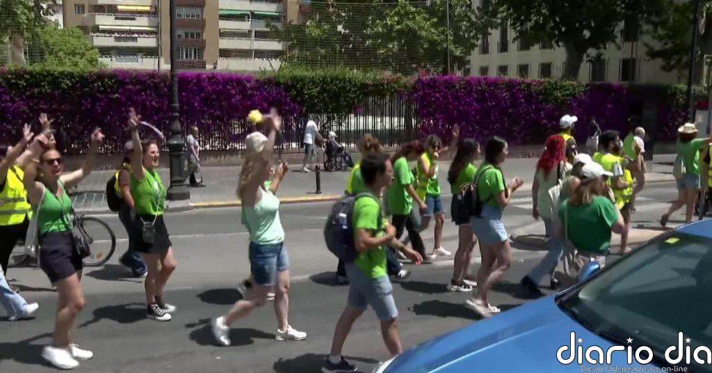 La indignación por el empujón de un policía a una profesora sube el tono de las protestas de los docentes en la Comunidad Valenciana