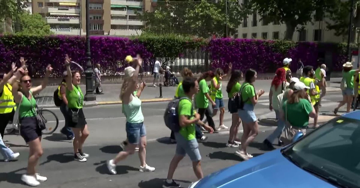 la-indignacion-por-el-empujon-de-un-policia-a-una-profesora-sube-el-tono-de-las-protestas-de-los-docentes-en-la-comunidad-valenciana.jpg