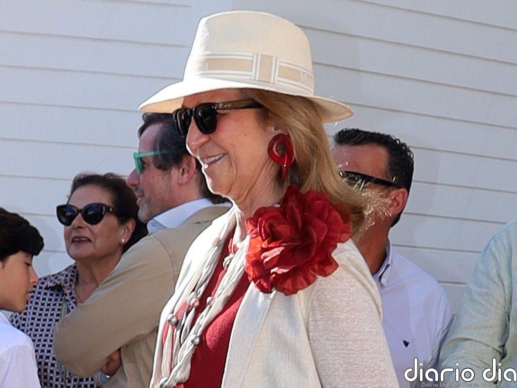 La infanta Elena, explosión de colorido en Sevilla con un look tan sorprendente como ideal