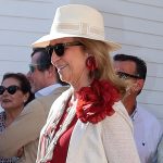 La infanta Elena, explosión de colorido en Sevilla con un look tan sorprendente como ideal